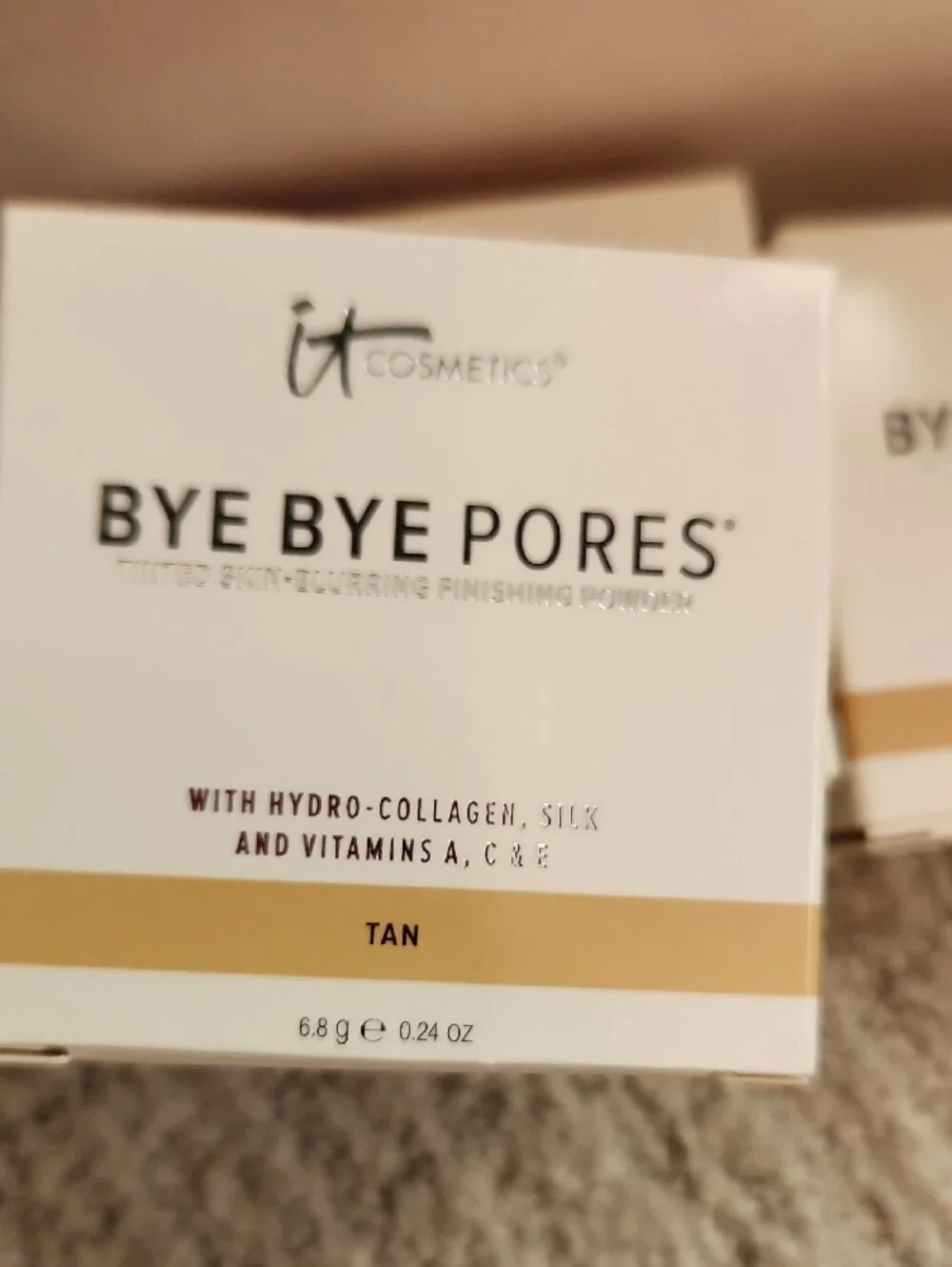 it cosmetics Bye Bye Foundation & Bye Bye Pores Set in Pink Packaging